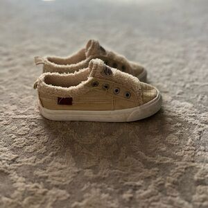 ❤️Blowfish Shearling No Tie Sneakers